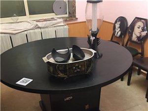 火锅桌椅板凳。基本全新。家用都可以的。100两个椅子。买的时候都120一个。火锅桌赠炉具